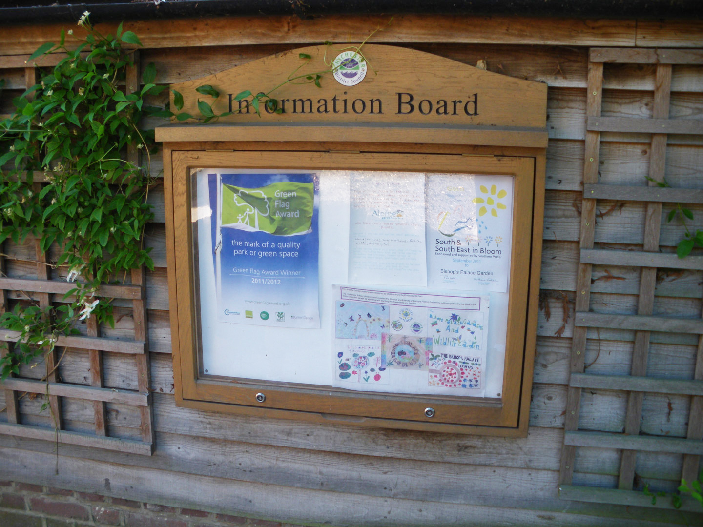 Wallmounting notice board – oak