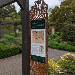Wallmounting interpretation garden plate