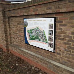 Wallmounting interpretation map panel