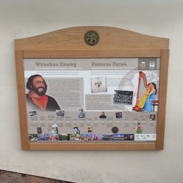 Wallmounting interpretation oak