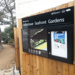 Wallmouting combination metal display
