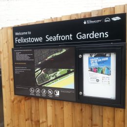 Wallmouting combination noticeboard