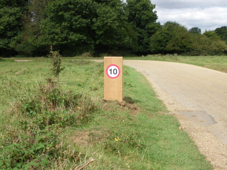 Woodsman™ speed restriction sign