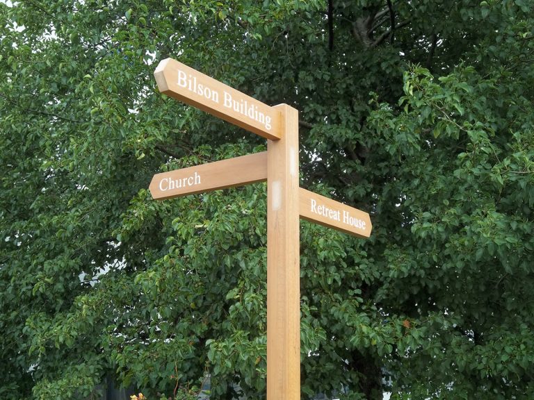Rustic fingerpost – recycled plastic